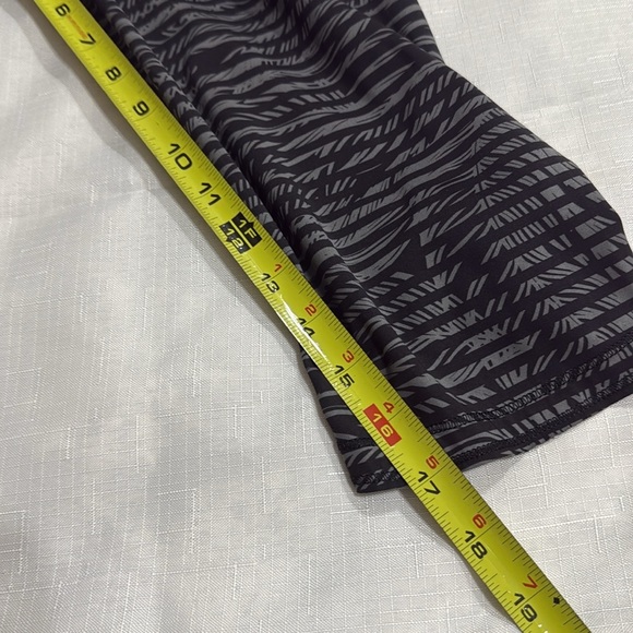 (L2) Lululemon Black and Gray Printed Short Leggings, Size 6 - Picture 11 of 13